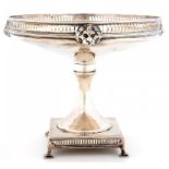 A GEORGE V SILVER TAZZA, THE PIERCED RIM APPLIED WITH FOUR LION MASKS, ON SQUARE FOOT, 15.5CM H,