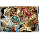 MISCELLANEOUS VINTAGE AND MODERN COSTUME JEWELLERY