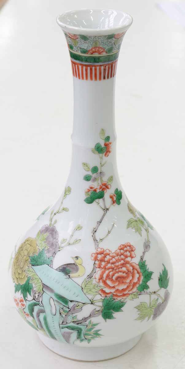 A CHINESE FAMILLE VERTE BOTTLE SHAPED VASE, KANGXI MARK, 19TH/20TH C 29cm h++Pinhead sized glaze - Image 4 of 7