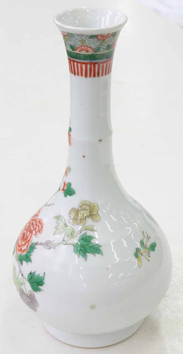 A CHINESE FAMILLE VERTE BOTTLE SHAPED VASE, KANGXI MARK, 19TH/20TH C 29cm h++Pinhead sized glaze - Image 5 of 7