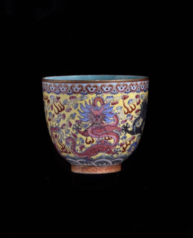 A CHINESE YELLOW GROUND FAMILLE ROSE DRAGON CUP, QIANLONG MARK EARLY 20TH C of eggshell porcelain - Image 2 of 5