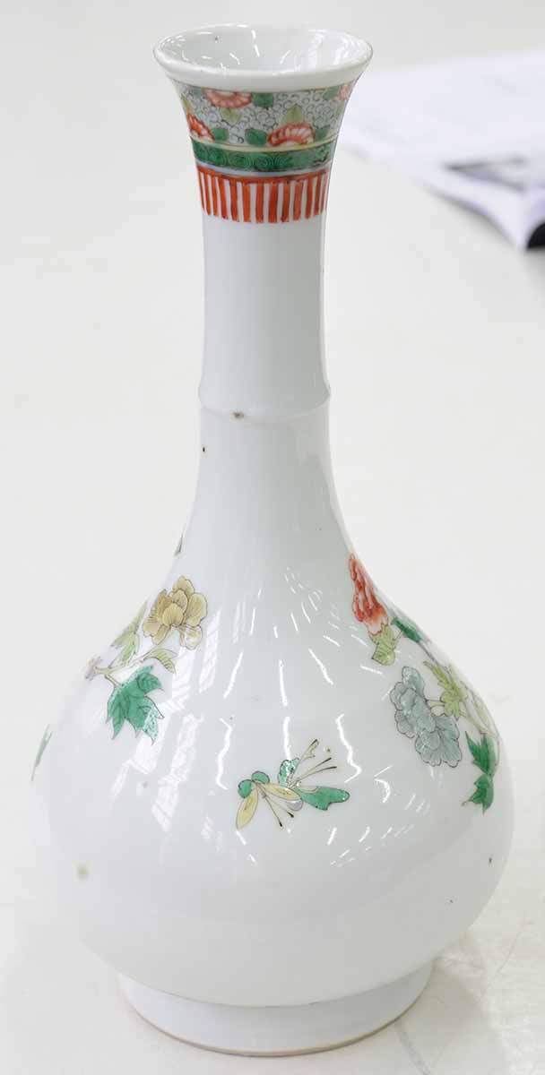 A CHINESE FAMILLE VERTE BOTTLE SHAPED VASE, KANGXI MARK, 19TH/20TH C 29cm h++Pinhead sized glaze - Image 2 of 7