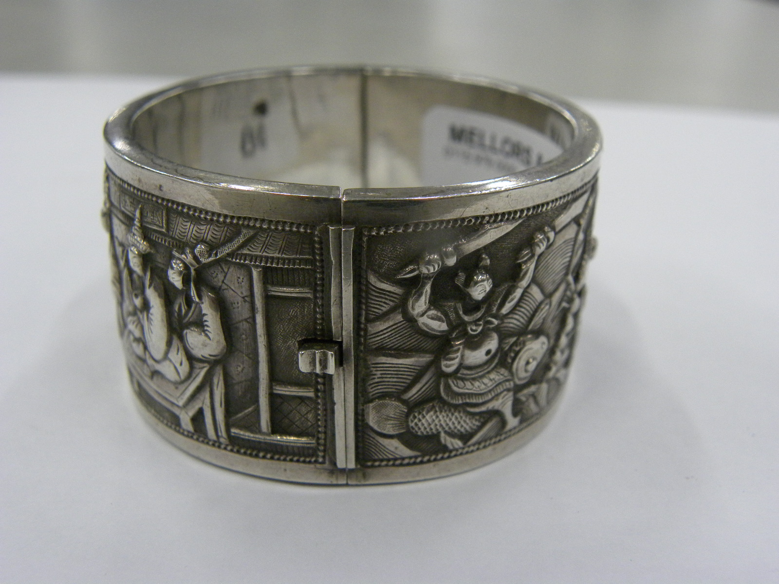 A CHINESE EXPORT SILVER REPOUSSE BANGLE, C1900 decorated to either side with groups of figures, 57 x - Image 4 of 5