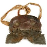 MILITARIA. A WORLD WAR ONE BRITISH ARMY ANTI-SPLINTER TANK CREW FACE MASK OF LEATHER COVERED METAL