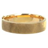 A 9CT GOLD BANGLE, WITH A SPLIT HINGE AND CLOSING LOCK, MAKERS MARK DJE, EDINBURGH 1964, W 62MM,