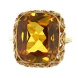 A CUSHION SHAPED CITRINE SOLITAIRE GOLD RING, MARKED 18CT, 6G, SIZE L ++GOOD CONDITION