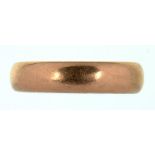 A 22CT GOLD WEDDING BAND, MAKERS MARK A&W, BIRMINGHAM 1928, 6.22G, SIZE I. ++GOOD CONDITION