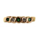 A EMERALD & DIAMOND FIVE STONE 9CT GUILLOCHE GOLD RING. MAKERS MARKS CJW. 2.02G, SIZE N ++GOOD