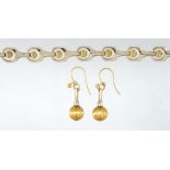 BRETT PAYNE. A SILVER AND 18CT GOLD NECKLACE AND PAIR OF MATCHING EARRINGS, NECKLACE 51CM L, MAKER'S