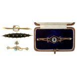 THREE GEM SET GOLD BAR BROOCHES OF VARYING DESIGN. ONE SHUTTLE SHAPED GOLD BROOCH, 10G ++GOOD
