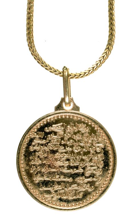 AN ARABIC INSCRIBED PENDANT AND CHAIN IN GOLD, MARKED 18CT, 7.9G