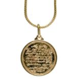AN ARABIC INSCRIBED PENDANT AND CHAIN IN GOLD, MARKED 18CT, 7.9G