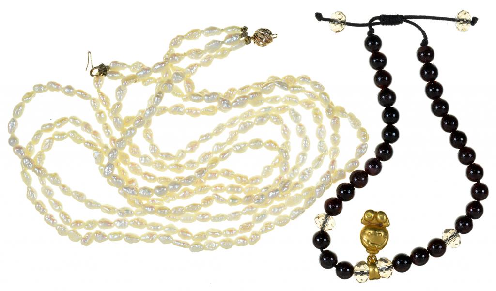 A BAROQUE PEARL NECKLACE WITH A GOLD CLASP, MARKED 14CT, MAKER'S MARK TS, L 410MM, 14G, AND A GARNET