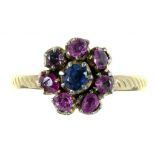 A SAPPHIRE AND RUBY CLUSTER RING IN GOLD, UNMARKED, 2.1G, SIZE M