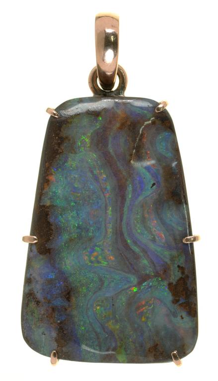 A BOULDER OPAL PENDANT IN GOLD, UNMARKED, 40MM, 11.9G