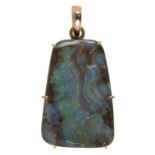 A BOULDER OPAL PENDANT IN GOLD, UNMARKED, 40MM, 11.9G