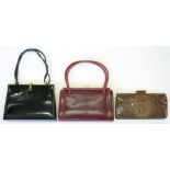 A VINTAGE ALLIGATOR CLUTCH BAG, 24CM W, SECOND QUARTER 20TH C AND TWO VINTAGE HANDBAGS, ONE OF RED