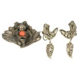 A CORAL SET SILVER BROOCH AND A PAIR OF SILVER EARRINGS, 42G
