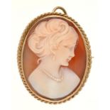 A SHELL CAMEO BROOCH IN GOLD, UNMARKED, 10G