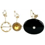 THREE GEM SET BROOCHES IN GOLD, UNMARKED, 25.6G