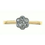 A DIAMOND CLUSTER RING IN GOLD, MARKED 18CT, 2G, SIZE N
