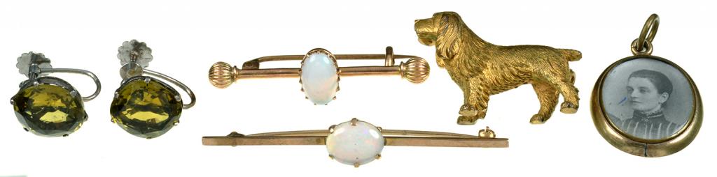 AN OPAL SET BROOCH IN GOLD, MARKED 15CT, 1.5G, AN OPAL SET BROOCH IN GOLD, MARKED 9CT, 2.3G, A