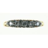 A FIVE STONE DIAMOND RING WITH GRADUATED OLD CUT DIAMONDS IN GOLD, MARKED 18CT, 3.2G, SIZE P