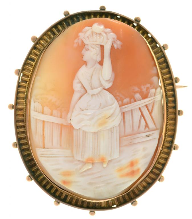 A SHELL CAMEO BROOCH IN GOLD, MARKED 9CT, 50 X 40 MM, 11.7G