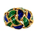 A BLUE AND GREEN GUILLOCHE ENAMEL AND 18CT GOLD RING OF KNOT DESIGN, 16.3G, SIZE N