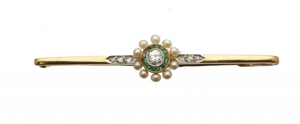 A DIAMOND, EMERALD, CULTURED PEARL AND GOLD BAR BROOCH, EARLY 2OTH C, 54MM, 4.5G