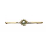 A DIAMOND, EMERALD, CULTURED PEARL AND GOLD BAR BROOCH, EARLY 2OTH C, 54MM, 4.5G