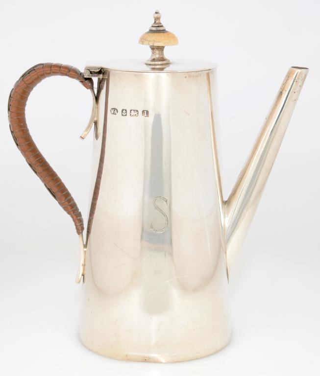 A GEORGE V SILVER BACHELOR'S COFFEE POT OF PLAIN CAN SHAPE, WITH WICKER WRAPPED HANDLE, 15CM H,