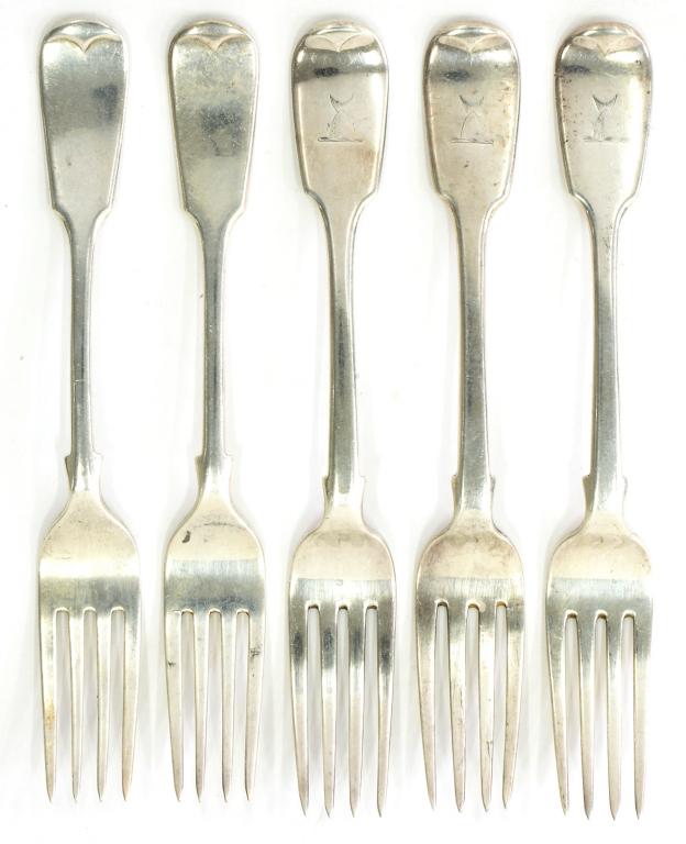 A SET OF THREE IRISH VICTORIAN SILVER TABLE FORKS, FIDDLE PATTERN, CRESTED, DUBLIN 1860 AND A PAIR