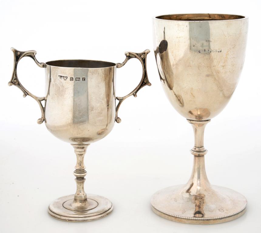 AN EDWARD VII TWO HANDLED SILVER TROPHY CUP, 12.5CM H, BIRMINGHAM 1905 AND A SILVER GOBLET, 8OZS