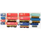 A COLLECTION OF HORNBY DUBLO ROLLING STOCK TO INCLUDE CORRIDOR COACHES AND WAGONS, BOXED (13)