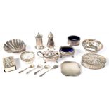 MISCELLANEOUS SMALL SILVER ARTICLES, TO INCLUDE A DECORATIVE OVAL BOX AND COVER WITH PASTORAL SCENE,