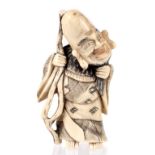 A JAPANESE BONE NETSUKE IN THE FORM OF A MAN, 6CM H, EARLY 20TH C
