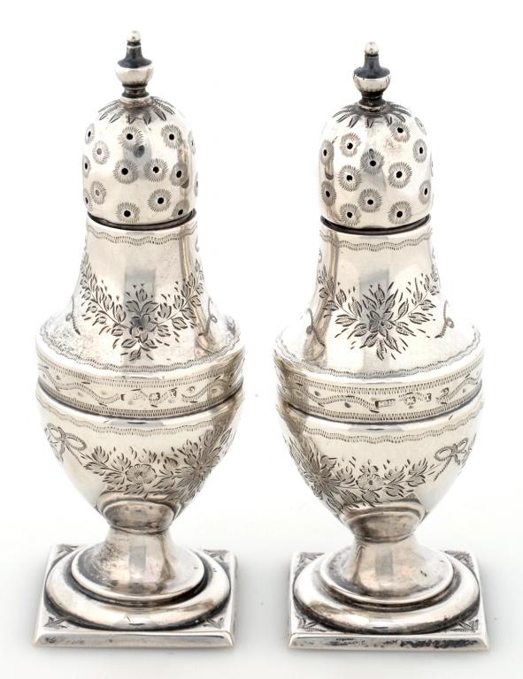 A PAIR OF VICTORIAN SILVER VASE SHAPED PEPPER CASTERS, ENGRAVED WITH SWAGS ON SQUARE FOOT, 10.5CM H,