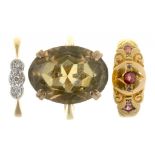 A DIAMOND THREE STONE RING IN GOLD, MARKED 9CT PLAT, A GEM SET SOLITAIRE RING IN 9CT GOLD AND A