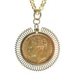 GOLD COIN. SOVEREIGN, 1885, MOUNTED IN A 9CT GOLD PENDANT ON A GOLD CHAIN, MARKED 9K, 56CM L, 21.