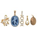 AN AGATE CAMEO PENDANT IN 9CT GOLD, A PEARL AND GEM SET PENDANT IN 9CT GOLD, A 9CT