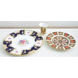 A ROYAL CROWN DERBY JAPAN PATTERN SPILL VASE AND PLATE, VASE 6CM H, PRINTED MARK, 20TH C AND A ROYAL