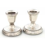 A PAIR OF ELIZABETH II DWARF SILVER CANDLESTICKS, 5CM H, BIRMINGHAM 1982, LOADED