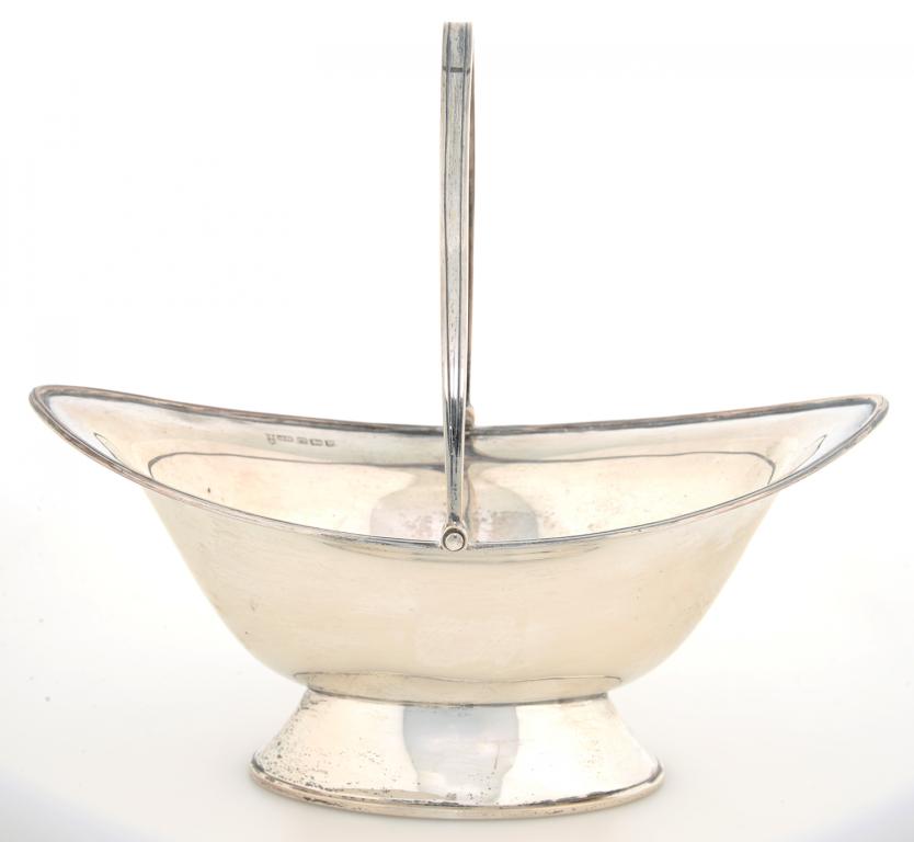 A GEORGE V SILVER SUGAR BASKET OF NAVETTE SHAPE WITH SWING HANDLE, 16.5CM H, SHEFFIELD 1916, 5OZS