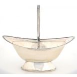 A GEORGE V SILVER SUGAR BASKET OF NAVETTE SHAPE WITH SWING HANDLE, 16.5CM H, SHEFFIELD 1916, 5OZS