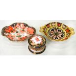 A GROUP OF ROYAL CROWN DERBY JAPAN AND IMARI PATTERN WARES, COMPRISING A FLUTED SWEETMEAT DISH ON