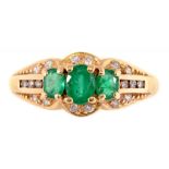 AN EMERALD AND DIAMOND RING IN GOLD, UNMARKED, 2.7G, SIZE O++GOOD CONDITION