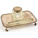 A GEORGE V SILVER INKSTAND WITH SILVER MOUNTED CUT GLASS INKWELL, 17CM W, LONDON 1928, 6OZS