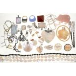 MISCELLANEOUS MOTHER OF PEARL JEWELLERY, A ROSE QUARTZ PIG CARVING, AND OTHER JEWELLERY, 490G++THE