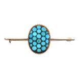 A TURQUOISE CLUSTER BAR BROOCH IN GOLD, UNMARKED, 43MM D, 4.3G++SLIGHT WEAR AROUND SETTING